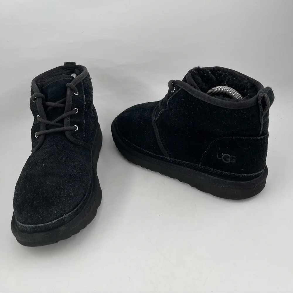 Ugg Unisex Kids Neumel II- SZ 6 -Black Suede‎ Lace-Up Sherpa Lined Chukka Boot